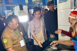 Gibran borong ikan baronang hingga sayuran di pasar Biak Numfor