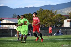 Gibran main sepak bola bersama anak-anak Wamena Papua