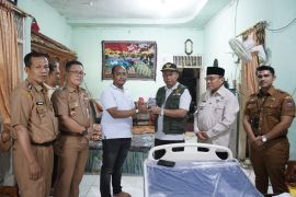 Wawako Maigus Nasir salurkan bantuan untuk warga penderita stroke di Parupuak Tabiang
