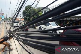 Pemkab Karawang tata jaringan kabel utilitas udara yang semrawut