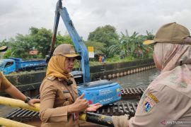 Sudin SDA Jakbar keruk sendimen Kali Sepak sebanyak 10 truk