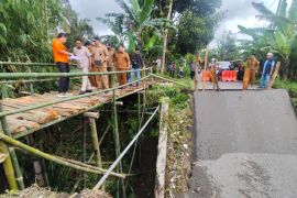 Bupati tinjau Haerul jembatan putus di Masbagik Lombok Timur
