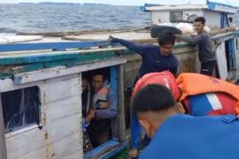 Polisi bantu evakuasi kapal bocor di Kepulauan Seribu
