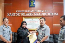 Kemenkum Malut serahkan surat pencatatan ciptaan alat tenun Ngale