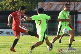 Gibran main bola bersama anak-anak Wamena, cetak tiga gol