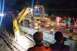 Cegah risiko banjir, BPBD Probolinggo bersihkan hulu jembatan Avour