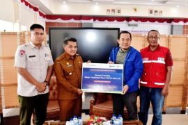 Karyawan PT Krakatau Posco bantu pemenuhan air bersih bagi warga terdampak bencana di Agam