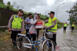 Polres Kudus bantu sembako korban banjir di pengungsian