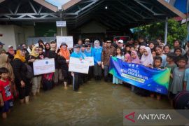 Wagub Kalsel salurkan bantuan peduli banjir di Desa Sungai Rangas