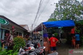 Korban banjir di Tangerang gotong royong bangun tenda pengungsi