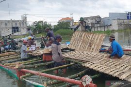 Jembatan desa terendam banjir, TNI-Polri bangun akses darurat warga