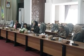 Komisi III DPRD-Pemkab HSS bahas raperda BMD