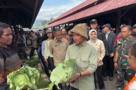 Gibran serap aspirasi mama pedagang minta permodalan di Wamena