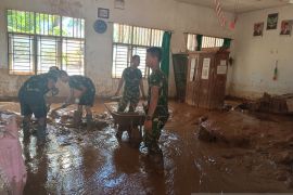 TNI AD kerahkan prajurit bersihkan sekolah di lokasi bencana di Sumut