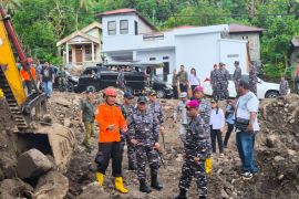 Pangkoarmada RI tinjau daerah terdampak banjir di Pulau Siau