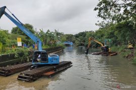 Warga minta agar Kali Sepak Kembangan dipasangi turap