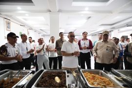 Menhaj tinjau aktivitas calon petugas haji saat diklat di asrama