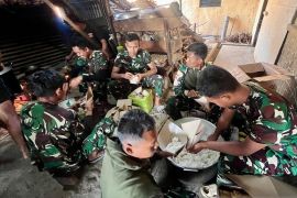 Satgas Yonif 511/DY perkuat baksos makanan bergizi di Lanny Jaya