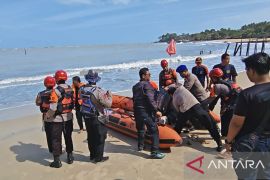 Tim gabungan berhasil temukan mahasiswa Polman Babel tenggelam di pantai