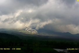 Gunung Semeru luncurkan awan panas, warga diminta siaga