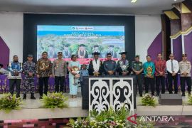 Unipa kukuhkan guru besar orang Papua pertama di bidang linguistik