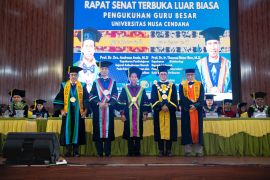 Undana kukuhkan dua Guru Besar perkuat peran akademik di NTT