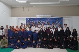 Imigrasi Pangkalpinang bagikan sembako - santuni anak yatim peringati Hari Bhakti Imigrasi