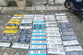 Satpol PP amankan puluhan pelat nomor dari tukang tambal ban di Jakut