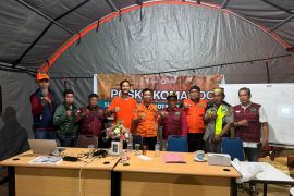 Pengungsi banjir Makassar kembali ke rumah