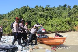 Polres Aceh Barat salurkan bantuan untuk 195 warga KAT Sikundo yang terisolir banjir