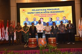 Lantik Pengurus KONI Padang 2025-2029, Wako Fadly Amran tegaskan siap jadi tuan rumah Porprov 2026