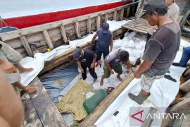 TNI AL gagalkan penyelundupan 25 ton biji timah ilegal di Selat Bangka