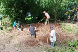 Masyarakat bersama TNI di Gowa bersihkan saluran air antisipasi banjir