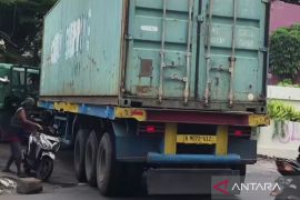 Polisi usut truk kontainer yang lintasi jalan permukiman di Kalideres
