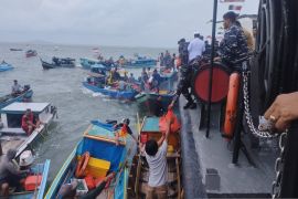 KRI Silas Papare 386 membagikan 400 paket sembako gratis untuk nelayan