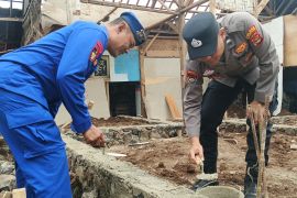 Polres Lampung Selatan lakukan bedah rumah warga kurang mampu