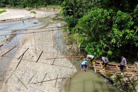 Foto: Gotong royong perbaiki jembatan rusak