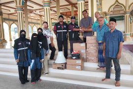 Relawan Malaysia salurkan perlengkapan shalat untuk korban banjir