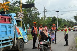 Daop 7 Madiun masif sosialisasikan keselamatan di perlintasan sebidang