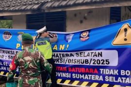 Polres OKU pasang spanduk larangan truk batubara melintasi jalan umum