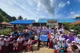 Bank Kalsel salurkan 1500 alat tulis dukung trauma healing di Tebing Tinggi