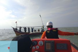 Nelayan hilang di perairan Lontar Serang setelah jatuh dari kapal