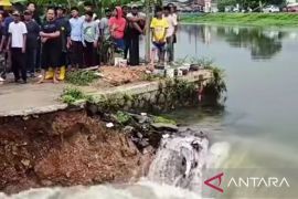 Tanggul Sungai Kalimalang jebol akibatkan wilayah Kerawang kebanjiran