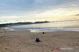 Disparbud Garut masih gratiskan tiket masuk Pantai Santolo