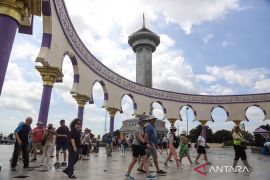 Introvert bisa punya teman baru saat liburan jika terapkan cara ini