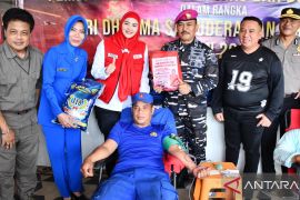 Lanal Babel menyalurkan bansos sembako bagi nelayan Toboali