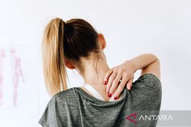 Kebiasaan membunyikan leher bisa picu komplikasi cedera dan stroke