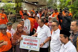 Bank Jateng bantu bangun rumah korban longsor