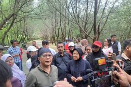 Rocky Gerung puji pelestarian pesisir Surabaya