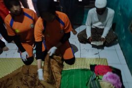 Tim SAR evakuasi jenazah nelayan di Perairan Lontar Serang